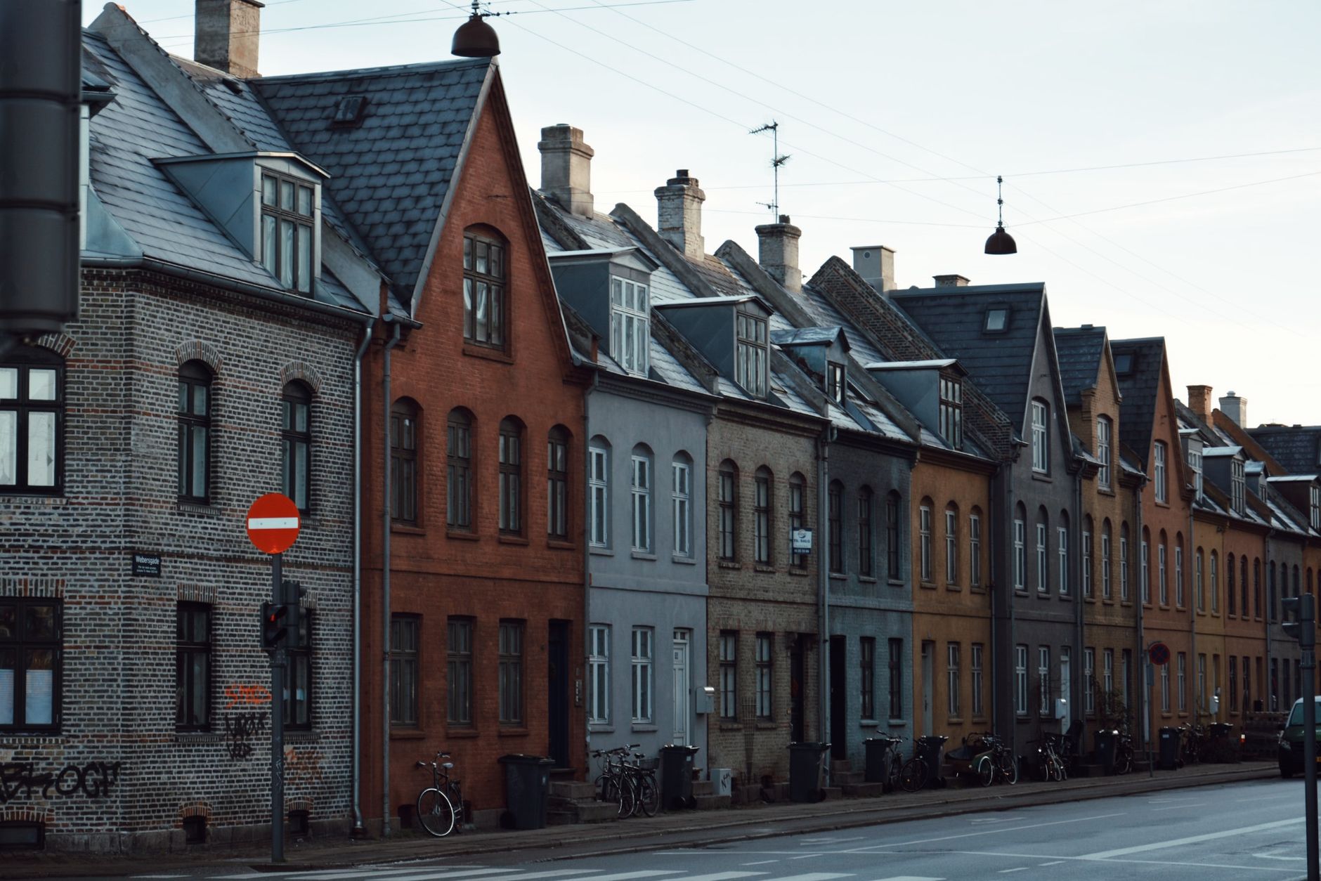 Stille gade med ældre huse
